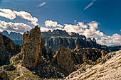 Trekking nel Parco Naturale Puez-Odle. Da Passo Gardena al Rifugio Puez, i picchi del passo Cir, si intravede il Gruppo del Sella. 